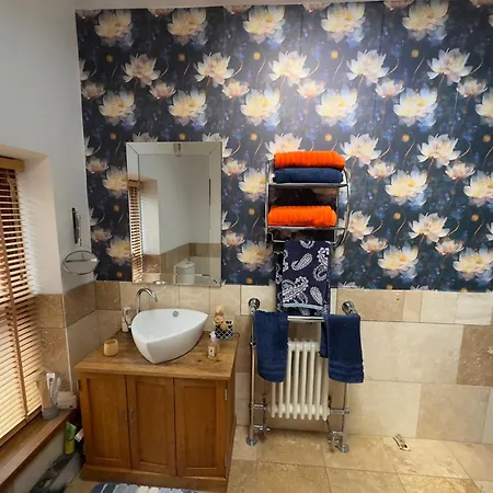 Sleeps 4 - Old - Near Pendle Hill *